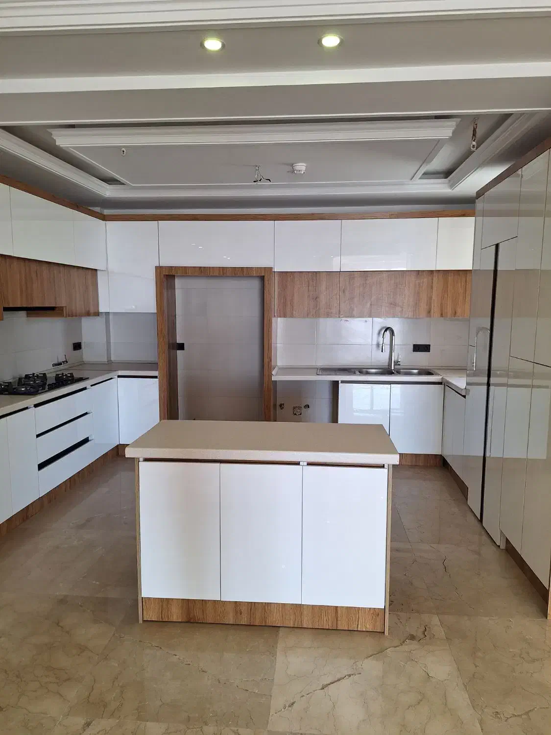 ۱۳۰ متر  دو خواب نوساز شهران جنوبی