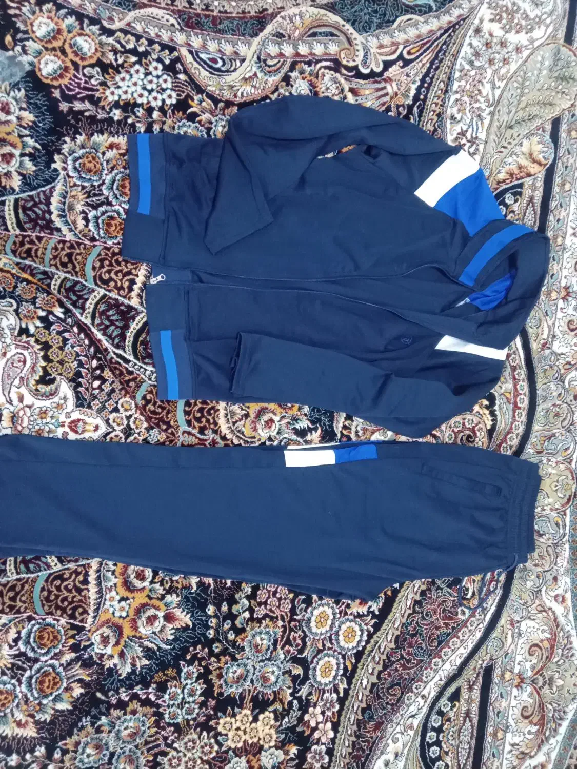 کفشورزشیلباسورزشیگرمکن اورکتدستکشکلاه|لباس|سراوان, |دیوار