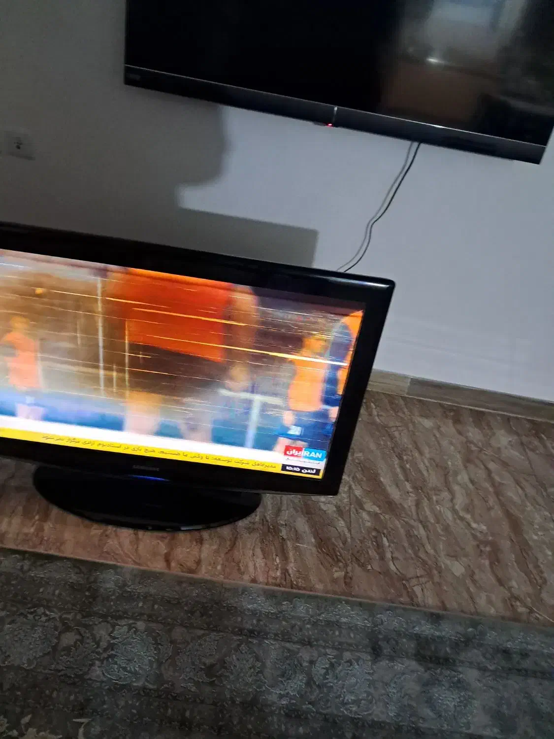 دوعدد تلوزیون همراه میز دوعدد اتو تکی هم به فروش م|تلویزیون و پروژکتور|رودبنه, |دیوار