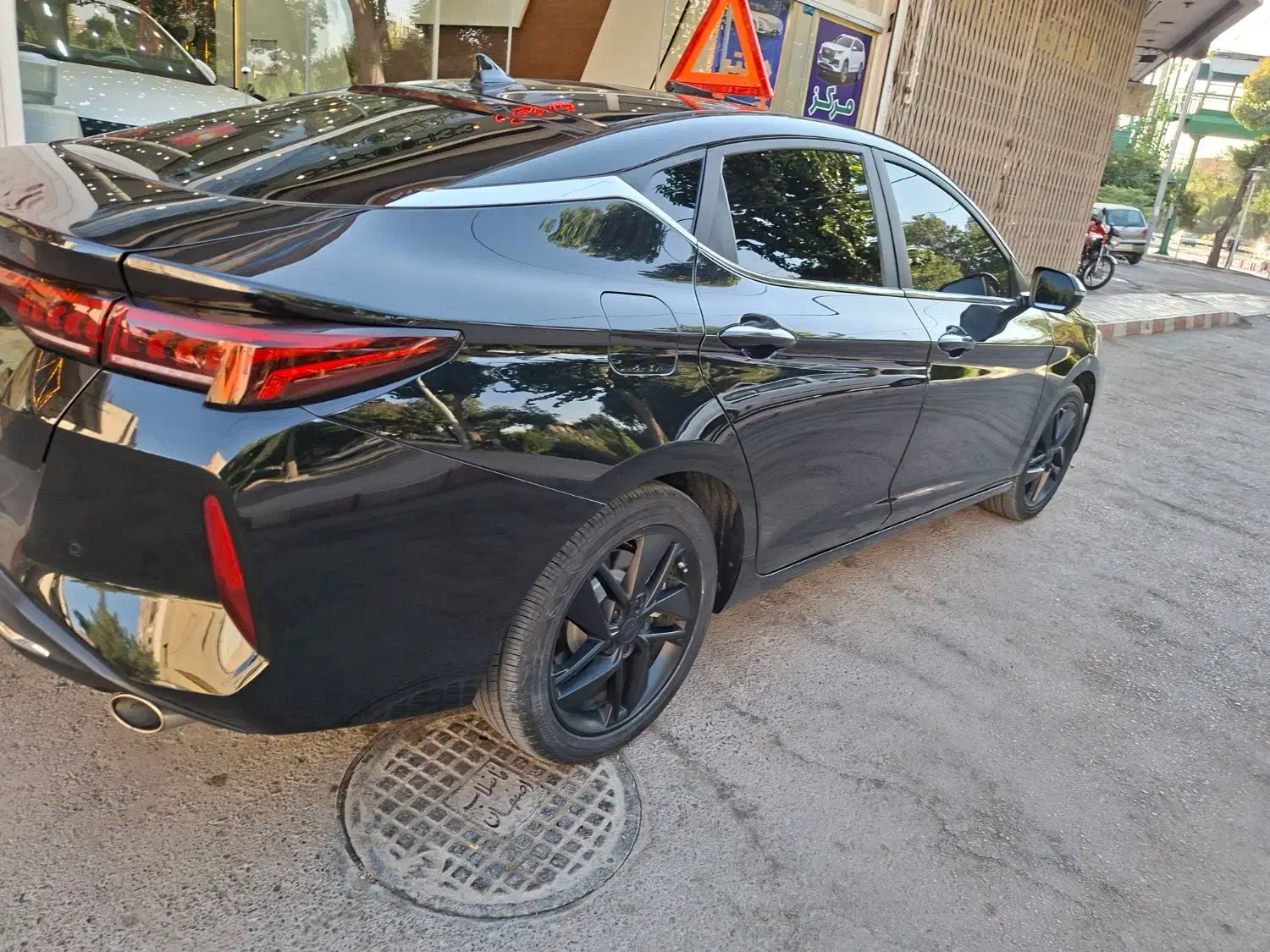 کی ام سی j7فروش یک میلیارد نقد الباقی طی ده تا چک|خودرو سواری و وانت|اصفهان, فروردین|دیوار