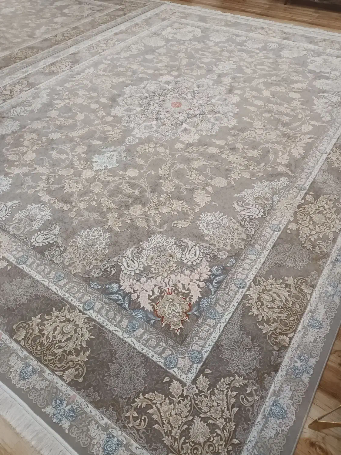 فرش ۱۲۰۰شانه رنگ سیلور طرح اناشید|فرش|کلاله, |دیوار