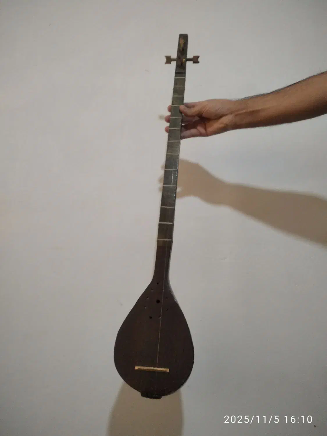 ساز سه تار چنگ سیاوش|سازهای سنتی|صدرا-فارس, فاز ۱|دیوار