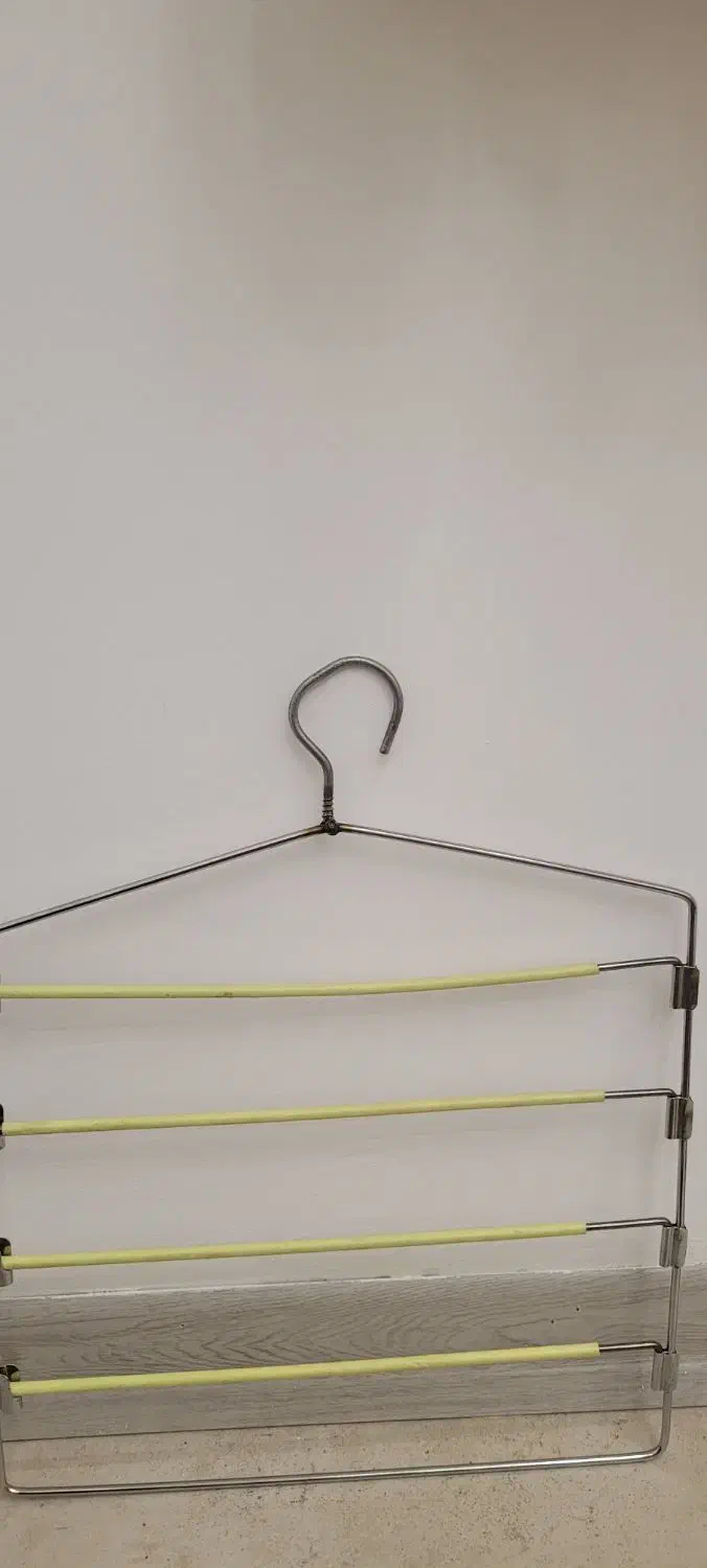 چوب لباسی|بندرخت و رخت‌آویز|شیراز, شهرک گلدشت حافظ‎|دیوار