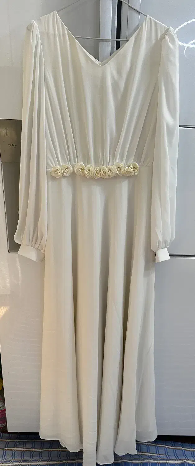 پیراهن بلند سفید|لباس|رشت, رشتیان|دیوار