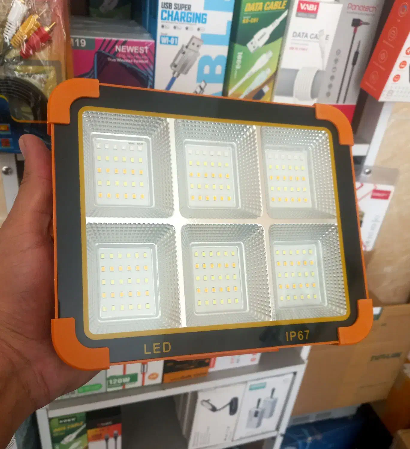 پروژکتور خورشیدی قدرتمند اصل پاوربانک دار ۶ حالته|لامپ و چراغ|تبریز, |دیوار