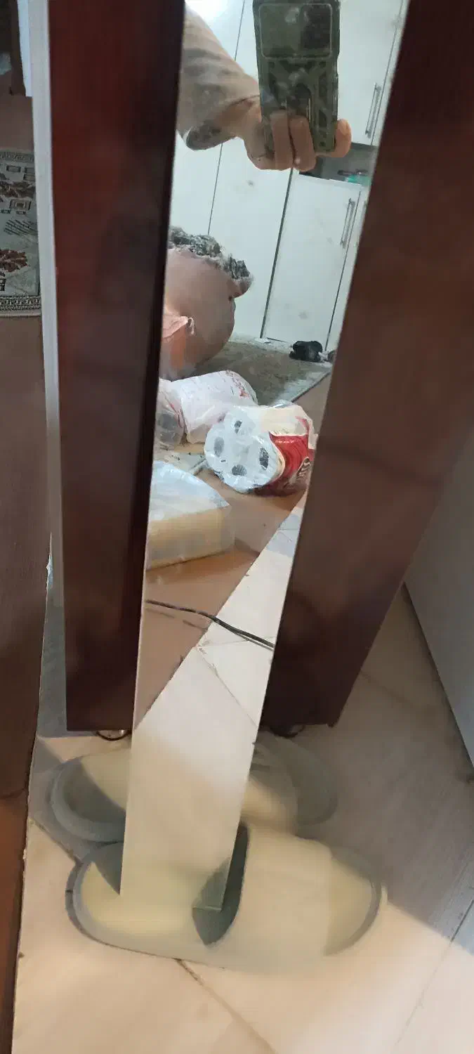 تعدادی آیینه برش خورده|آینه|گلبهار, شهر جدید گلبهار|دیوار