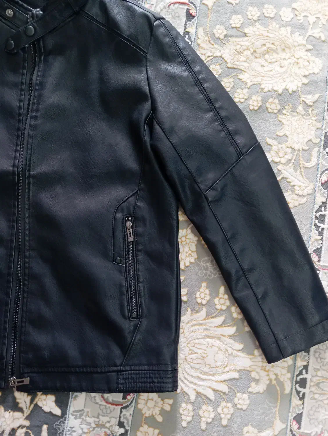 کاپشن چرمی|لباس|قم, باغ کرباسی|دیوار