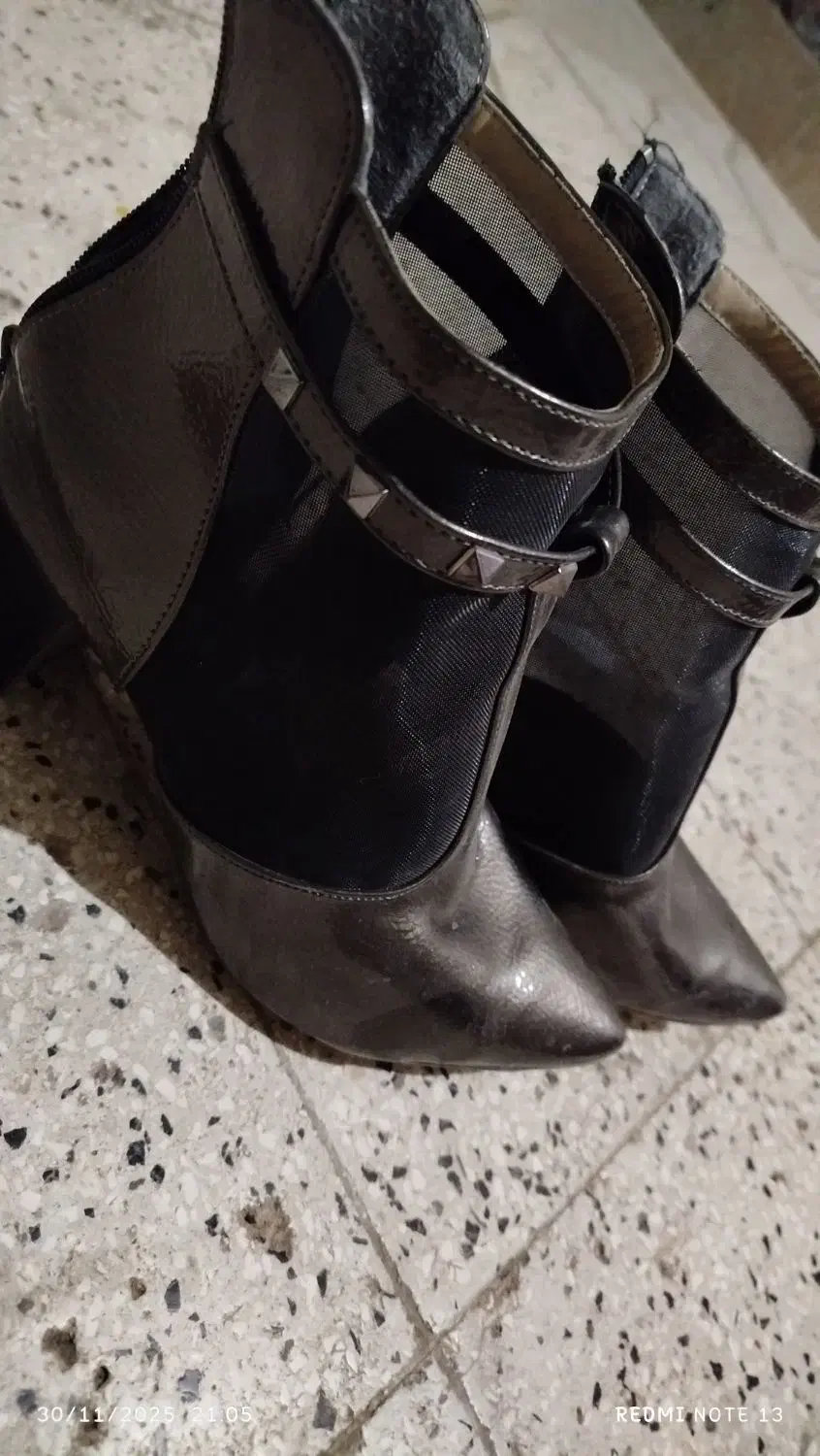 کفش زنانه|کیف، کفش، کمربند|نیشابور, گنبد سبز|دیوار