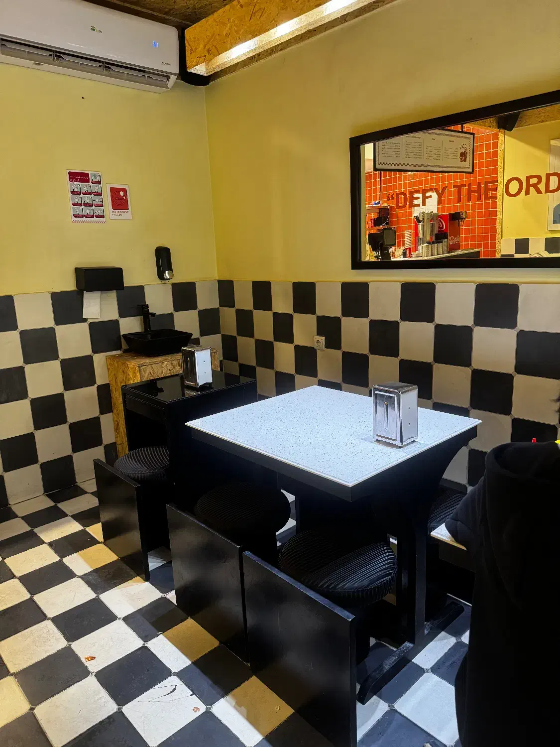 فروش دستگاه شیک و نوشابه لیوانی و میز وصندلی ها|کافیشاپ و رستوران|تهران, والفجر|دیوار