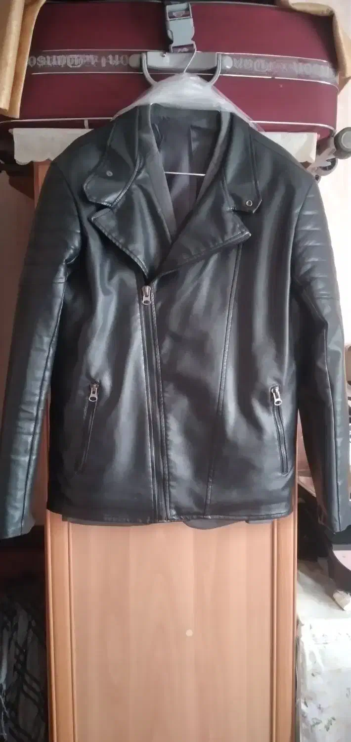 کاپشن ‌ چرم مشکی‌|لباس|هشتگرد, مدرس|دیوار