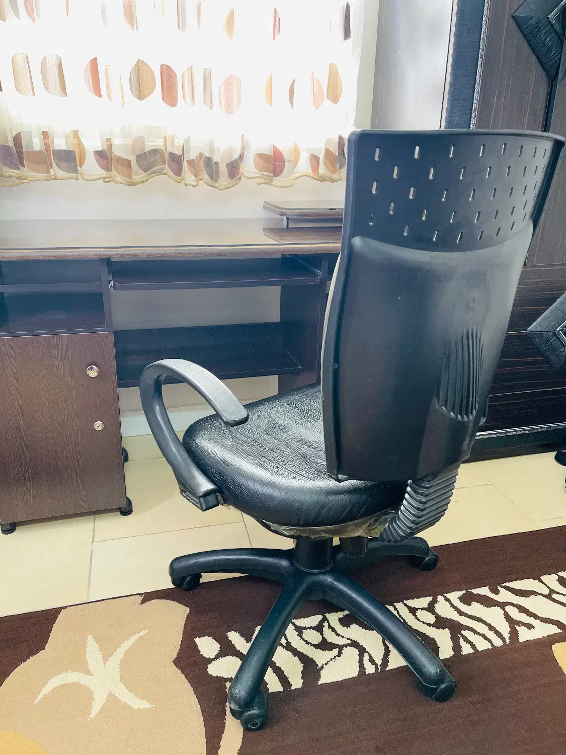 میز و صندلی کامپیوتر تمیز|میز تحریر و کامپیوتر|گرمسار, |دیوار