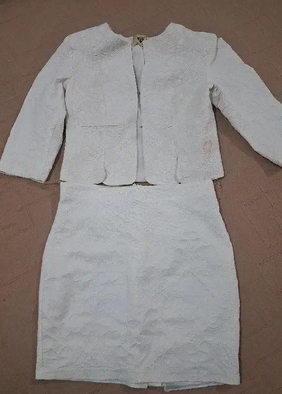 لباس مجلسی|لباس|لوشان, |دیوار