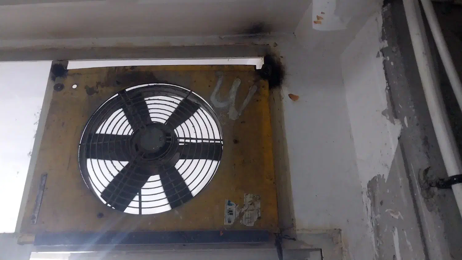 هواکش خارجی در حد|پنکه و تصفیهکنندهٔ هوا|بهارستان, |دیوار