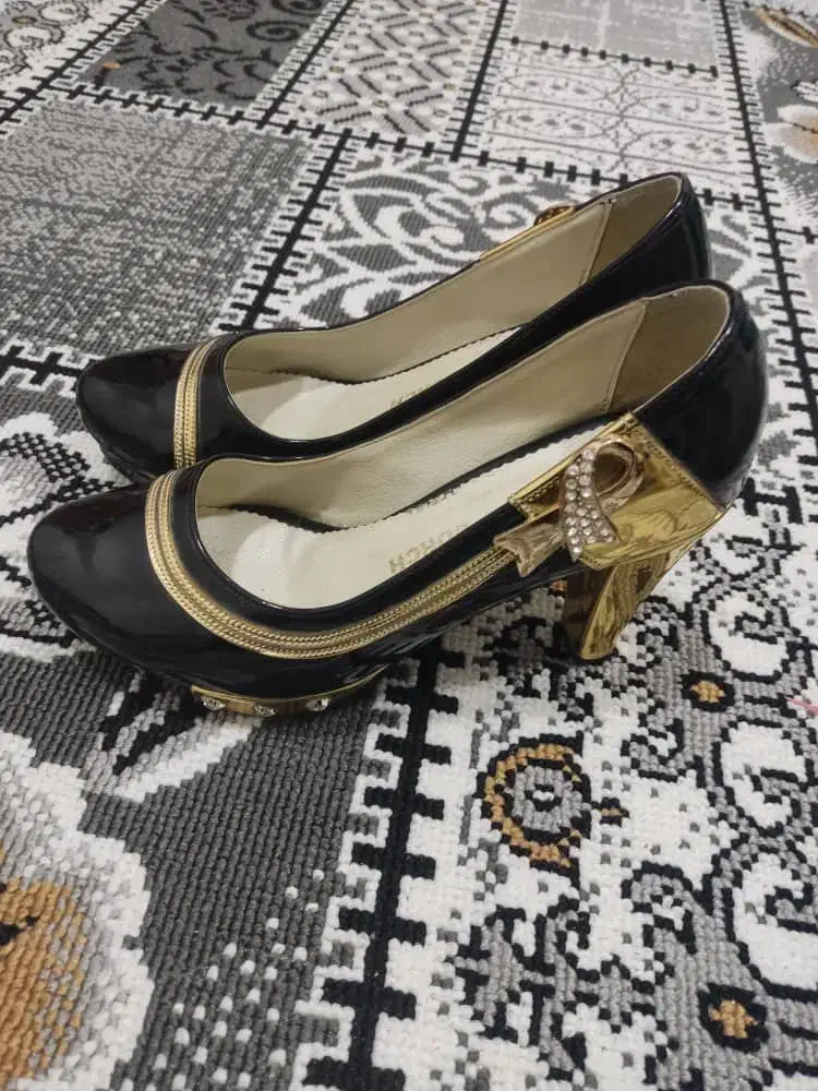 کفش|کیف، کفش، کمربند|گتوند, |دیوار