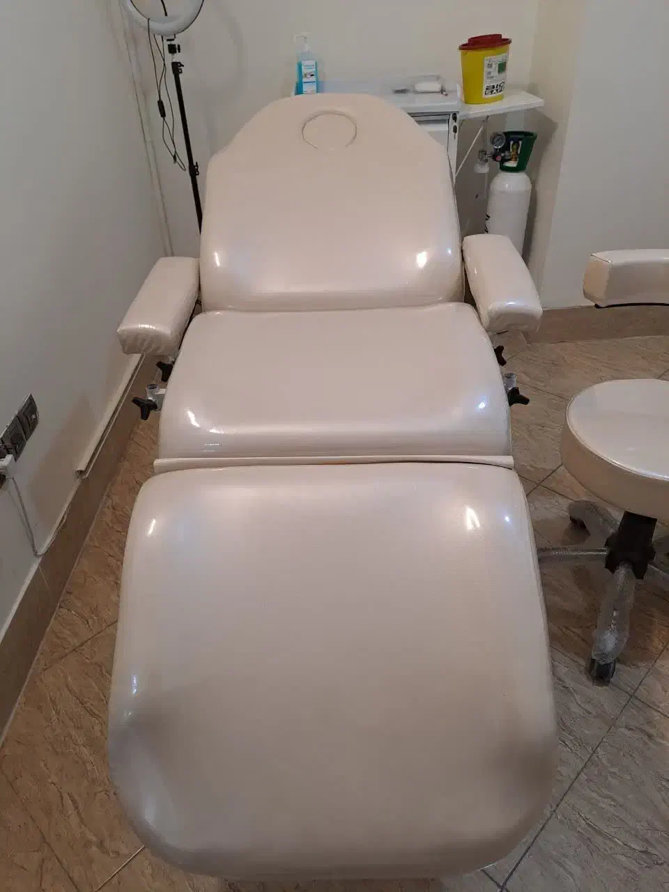 تخت زیبایی سه تیکه و صندلی تابوره|آرایشگاه و سالن‌های زیبایی|هشتگرد, شهرک بعثت|دیوار