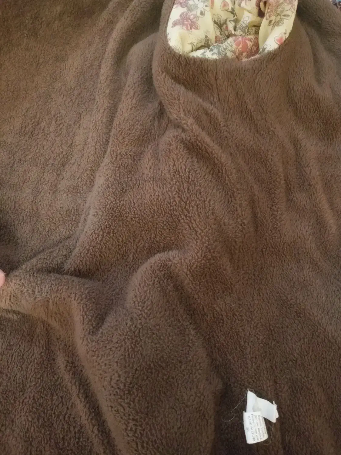 کاپشن|لباس|اصفهان, عطار نیشابوری|دیوار