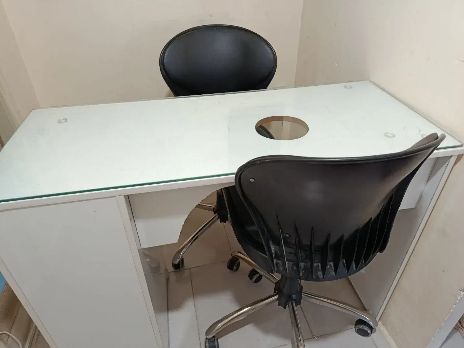 میز ناخنکاری|آرایشگاه و سالن‌های زیبایی|پرند, فاز ۶|دیوار