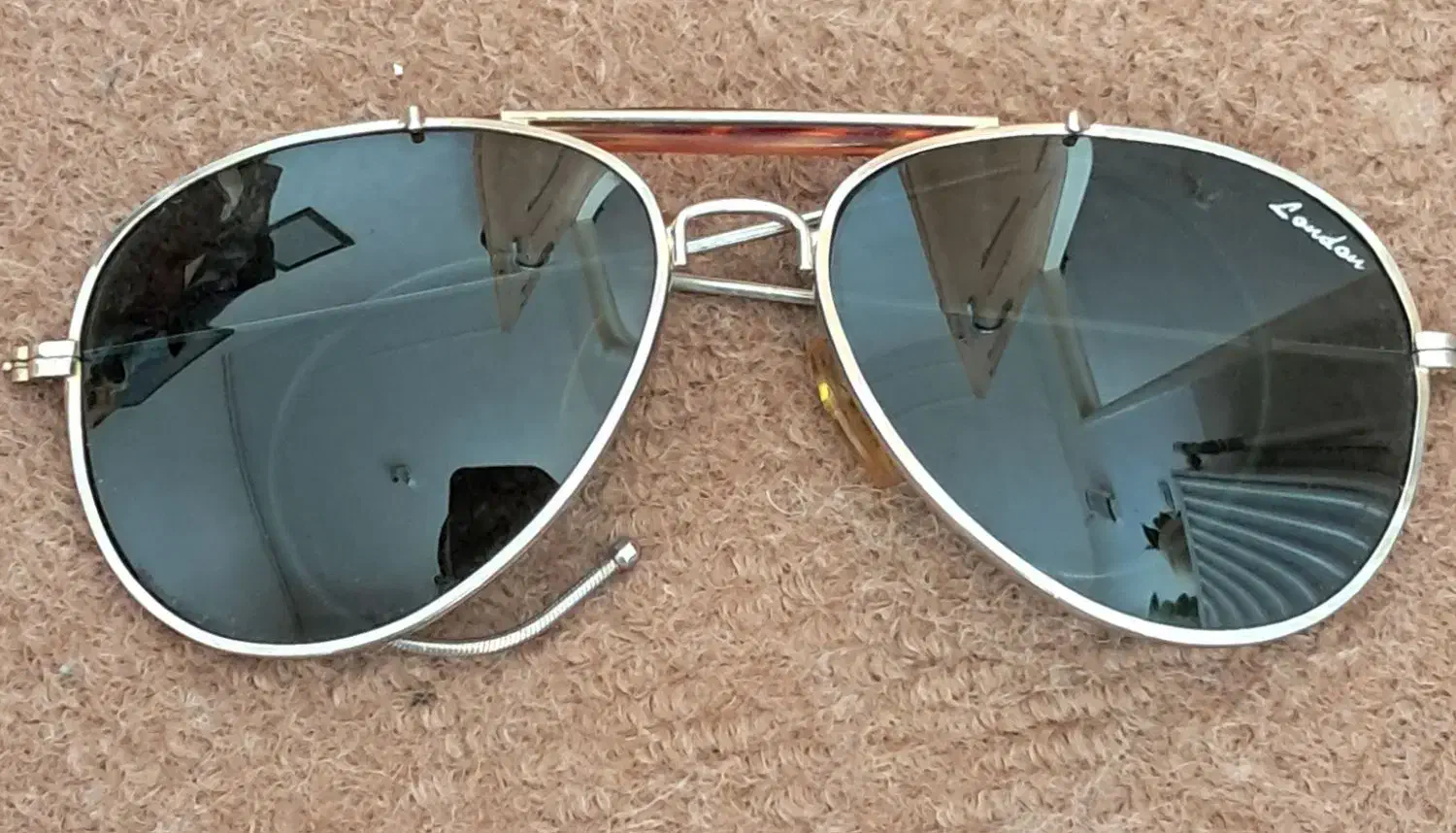 عینک ریبون قدیمی با دسته فنری|کلکسیون اشیاء عتیقه|بروجن, |دیوار