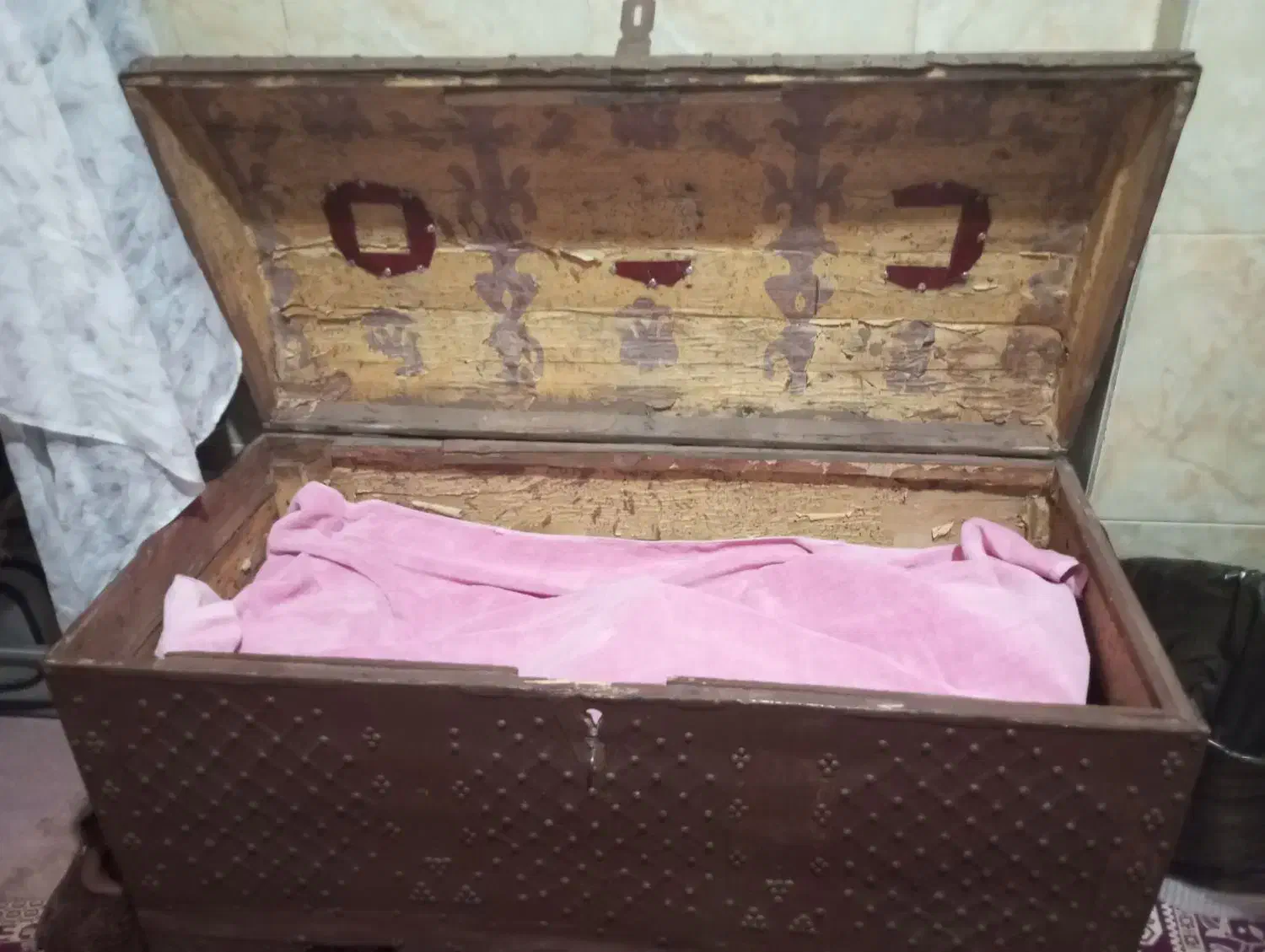 صندوق چوبی قدیمی|صنایع دستی و سایر لوازم تزئینی|شاهین‌شهر, خانه کارگر|دیوار