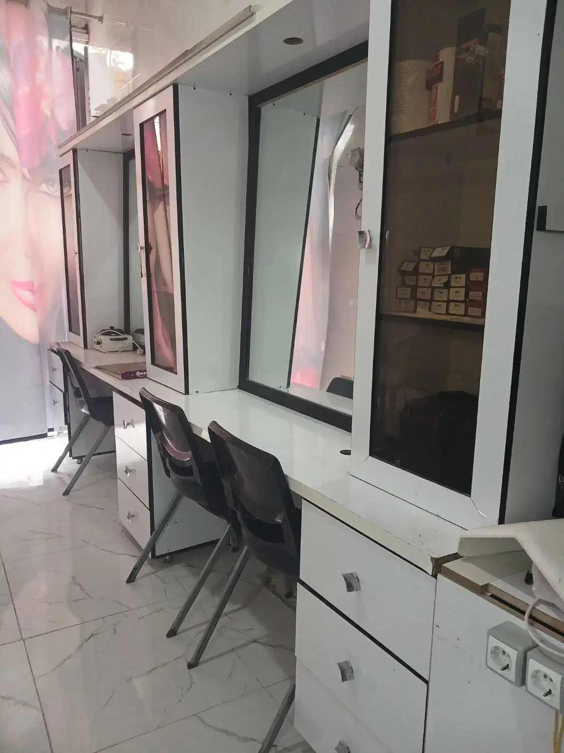 دکور آرایشگاه|آرایشگاه و سالن‌های زیبایی|مرودشت, ژیان|دیوار