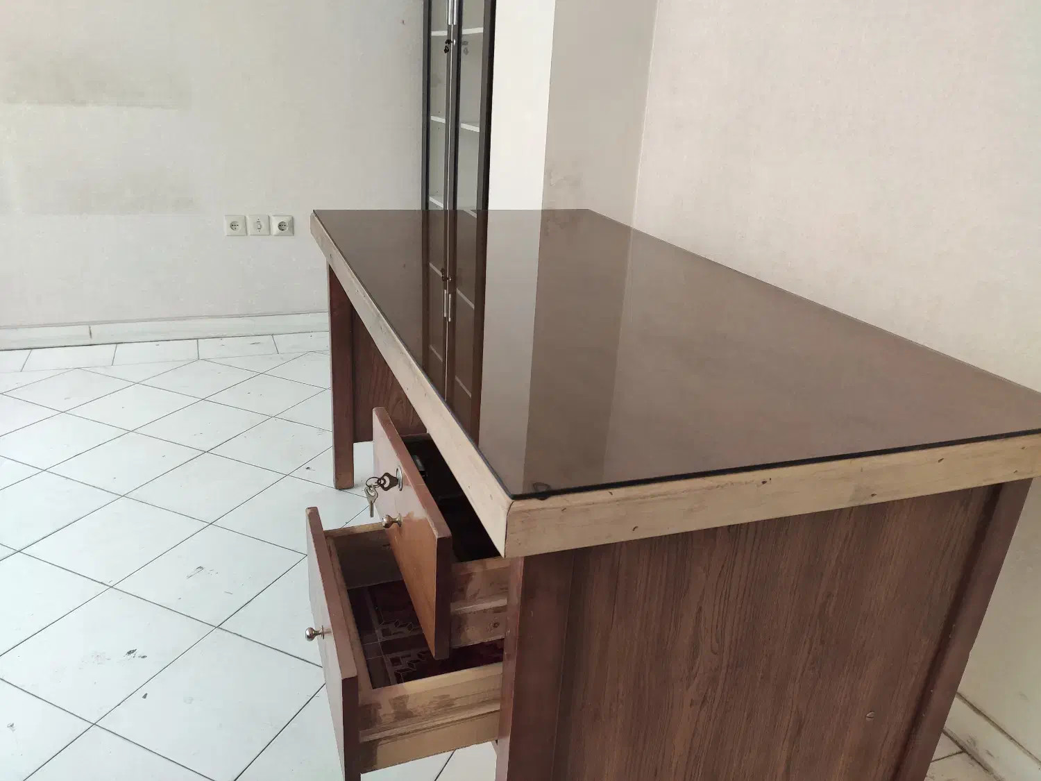 فروش میز تحریر چوبی ، صندلی گردان چرمی و پارچه ای|میز تحریر و کامپیوتر|تبریز, |دیوار