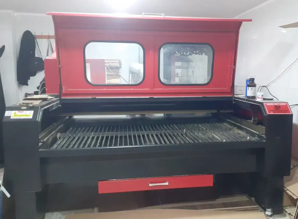 اپراتور خانم دستگاه برش لیزر غیرفلزات|استخدام صنعتی، فنی، مهندسی|شهرضا, |دیوار