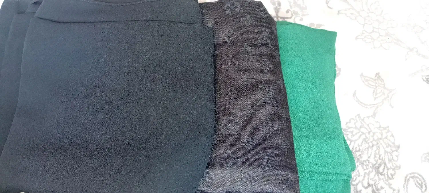 سه عدد روسری|لباس|رشت, منظریه|دیوار