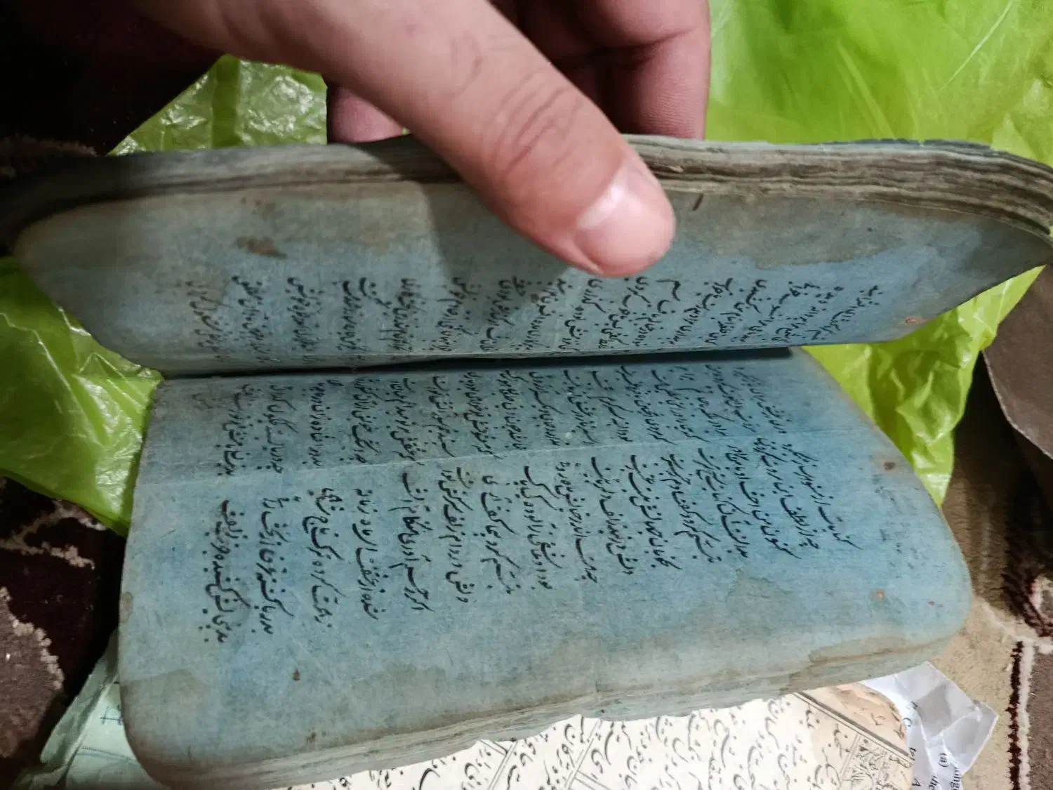 دو عدد کتاب قدیمی|کلکسیون اشیاء عتیقه|چهارباغ, |دیوار