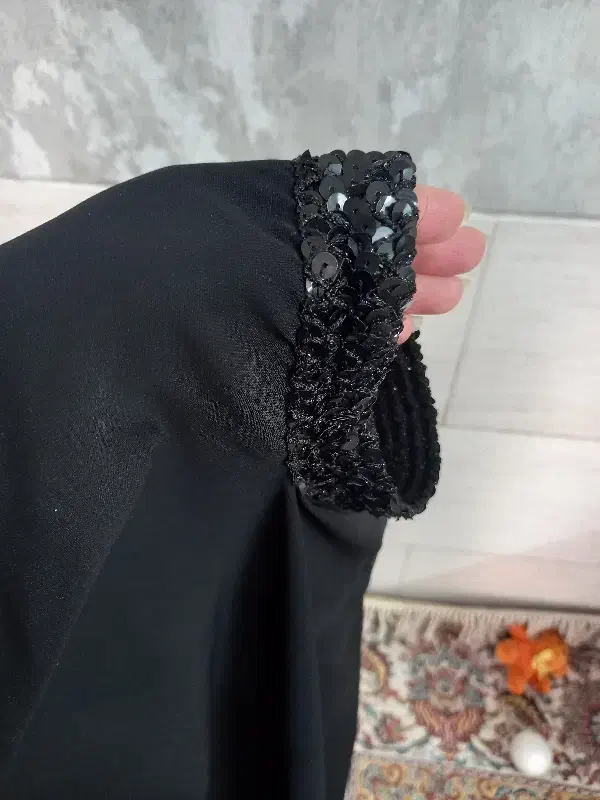 چادر مشکی|لباس|شیراز, لب آب|دیوار