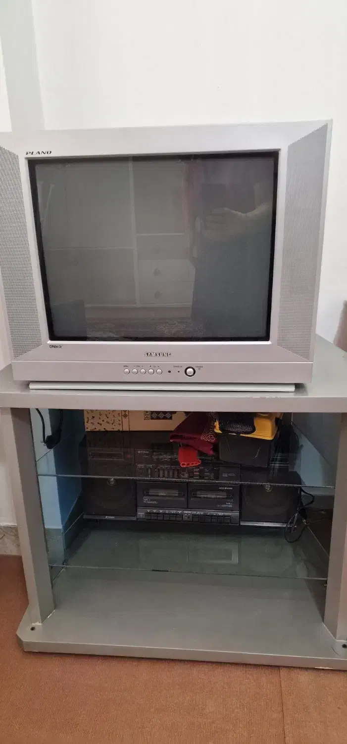 تلویزیون ومیز تلویزیون|تلویزیون و پروژکتور|میانه, |دیوار