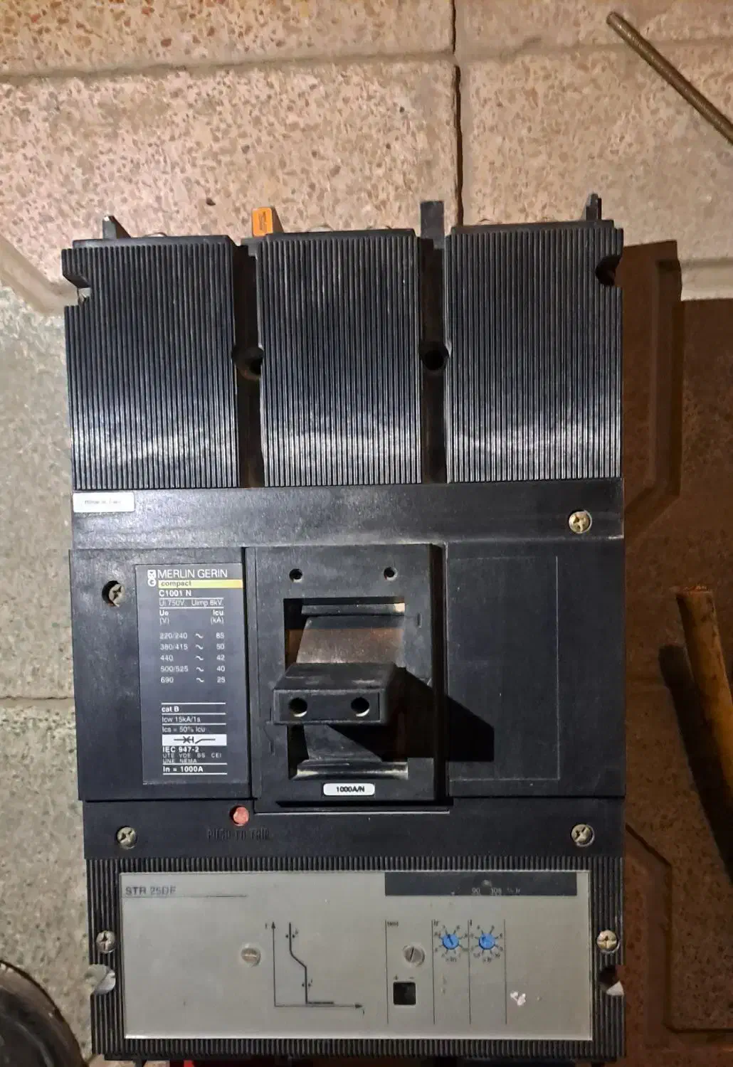 کلیداتوماتیک 1000آمپر نونو مرلینMERLIN GERIN|ابزارآلات|اردکان, |دیوار