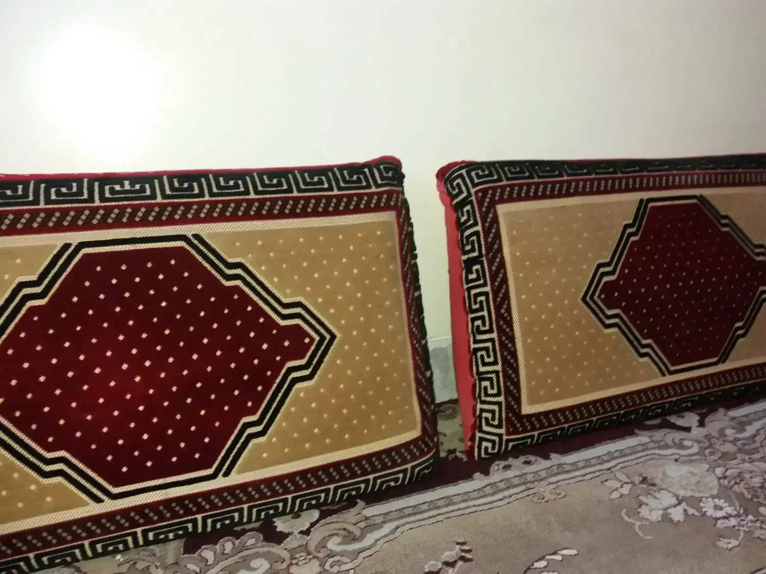 ۱ جفت پشتی و ۲ جفت مخطع|پشتی|اصفهان, برازنده|دیوار