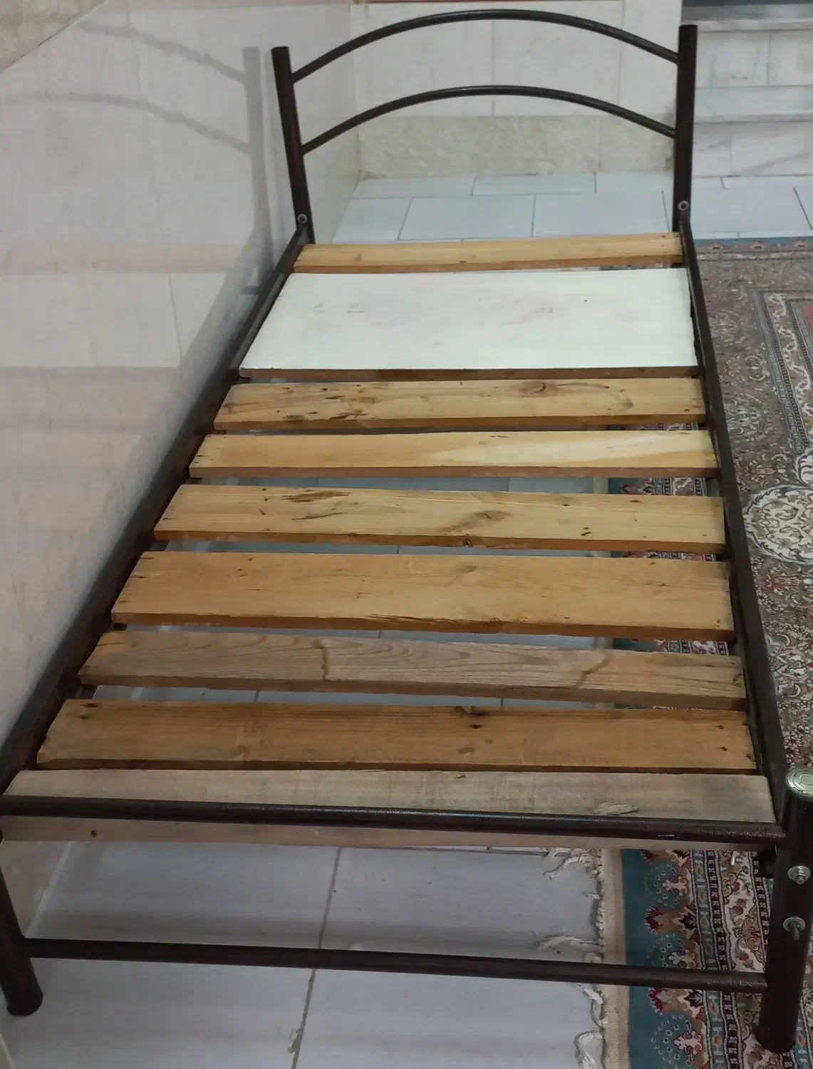 تخت فلزی یک نفره|تخت و سرویس خواب|قم, شهرک امام حسن|دیوار