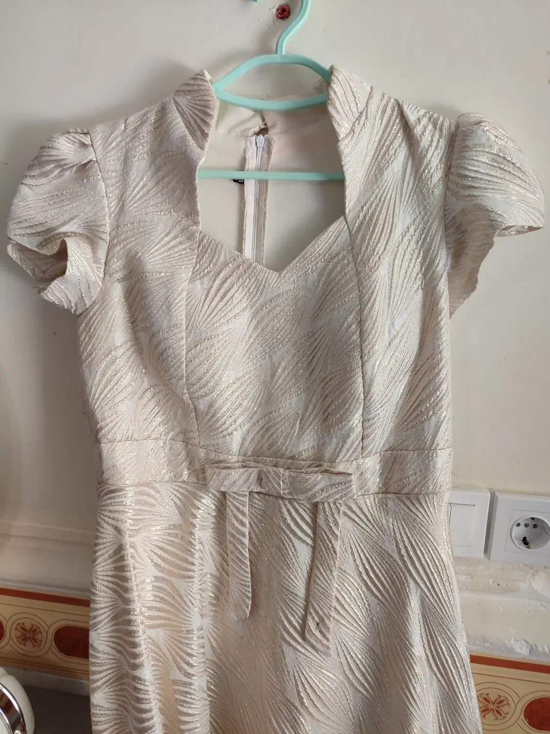 لباس مجلسی|لباس|هشتگرد, خور|دیوار