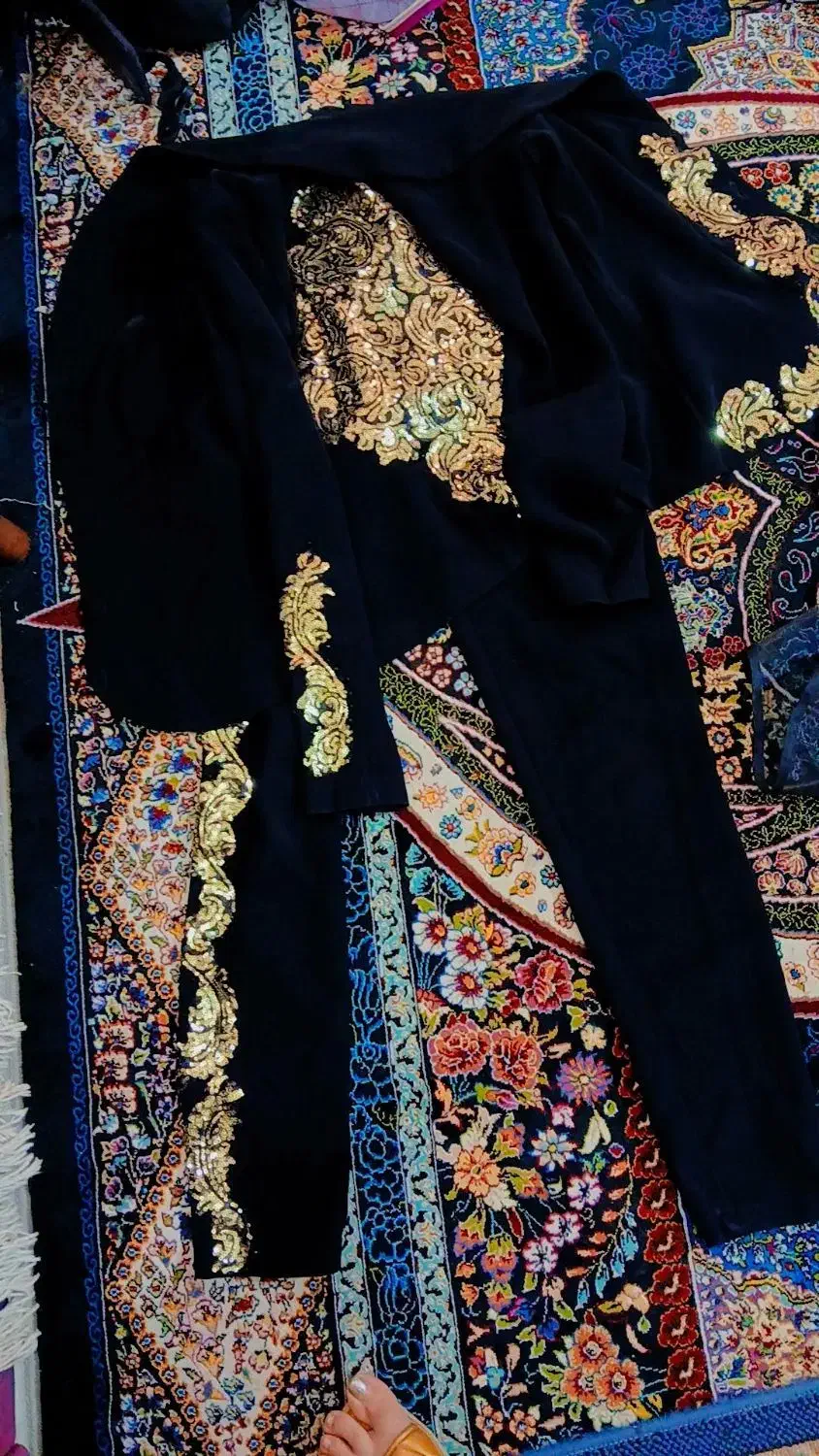 تعدادی لباس|لباس|خسروشاه, |دیوار