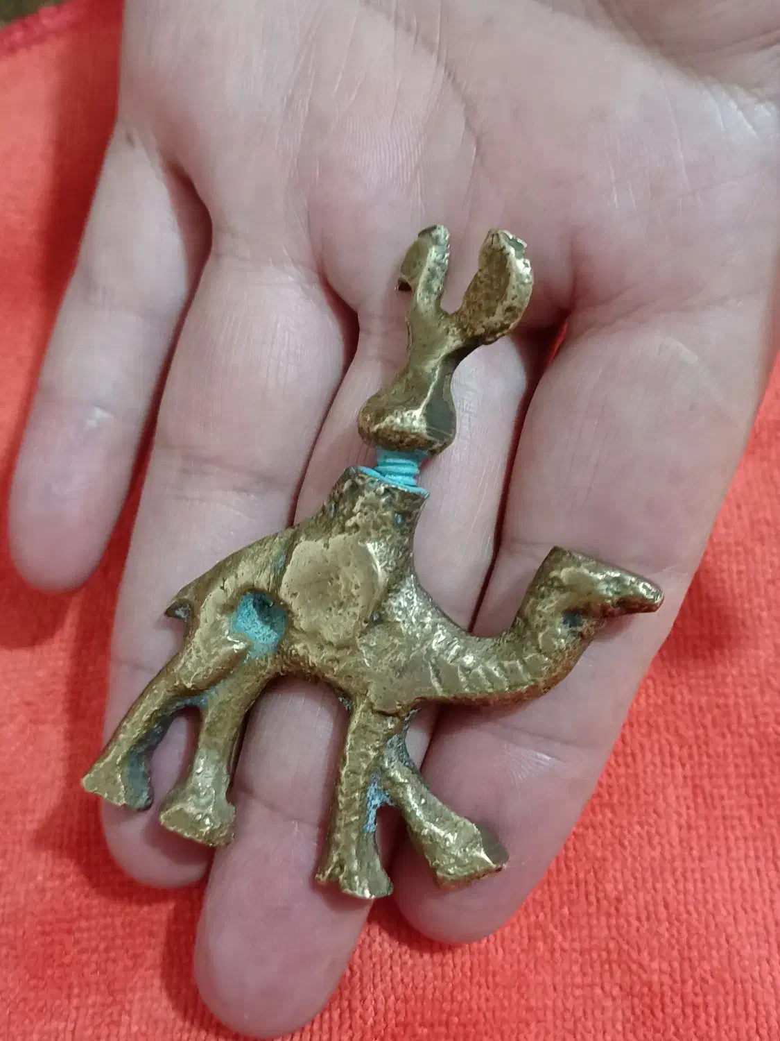 سرمه دان قدیمی برنجی دکوری با تصویر شتر وباسر خروس|کلکسیون اشیاء عتیقه|ارومیه, |دیوار