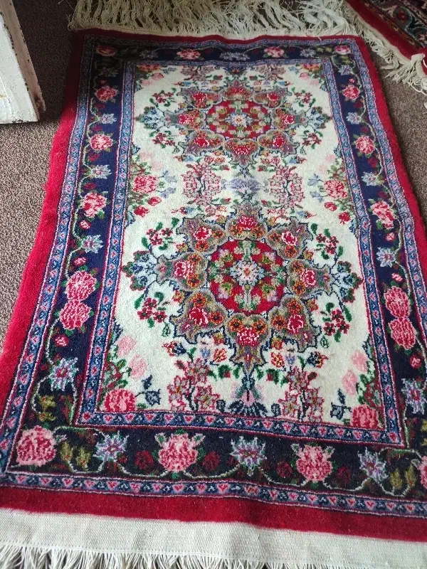 قالی کوچیک دستبافت با بند مرینوس ریز بافت|فرش|خورموج, |دیوار