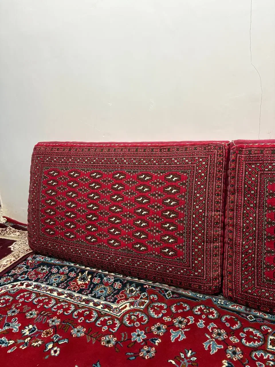 پشتی بزرگ لاکی رنگ|پشتی|همدان, |دیوار