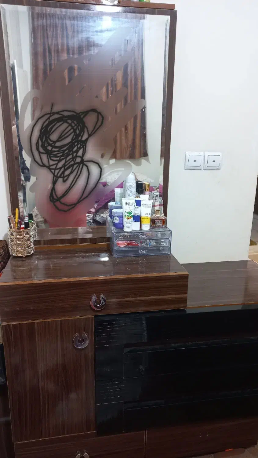 تخت خواب دونفره همراه میز ارایش و صندلی|تخت و سرویس خواب|قم, گلزار|دیوار