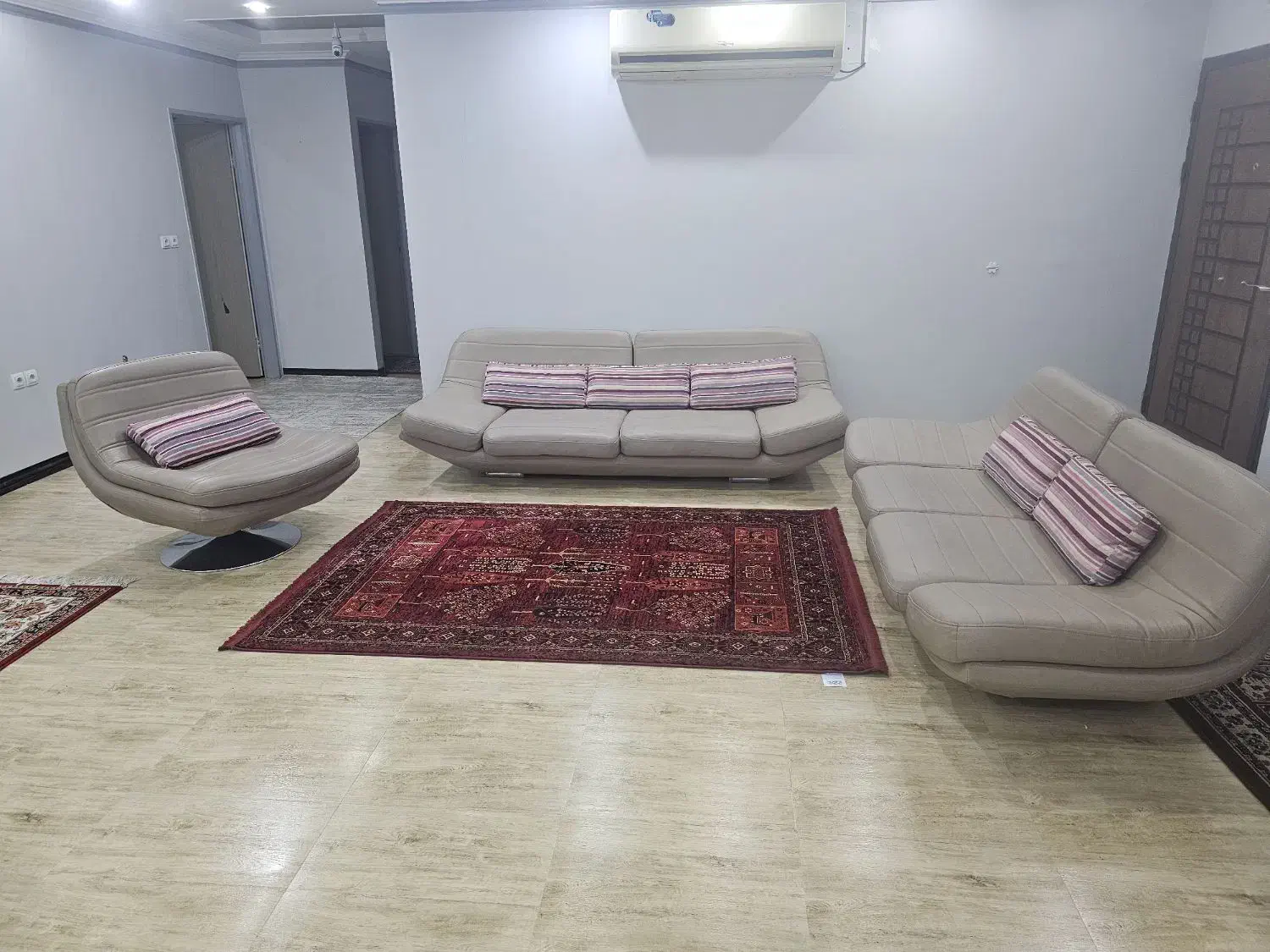 مبلمان چرم اسکلت فلزی|مبلمان خانگی و میز عسلی|اهواز, کیان اباد|دیوار
