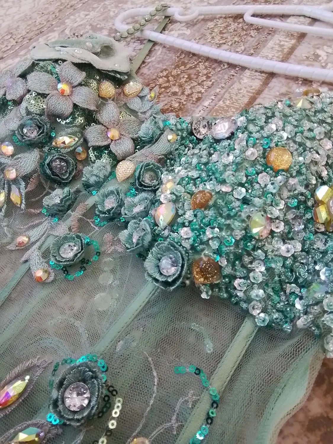 لباس مجلسی|لباس|قروه, |دیوار