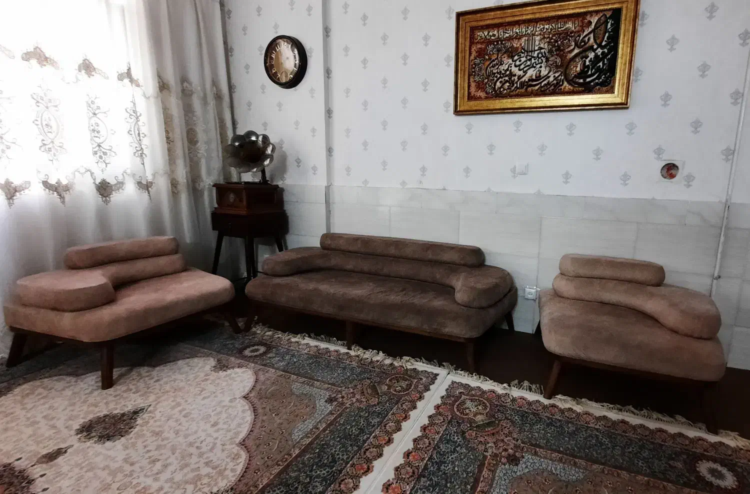 مبلمان ساده و شیک|مبلمان خانگی و میز عسلی|قم, باغ شریفی|دیوار