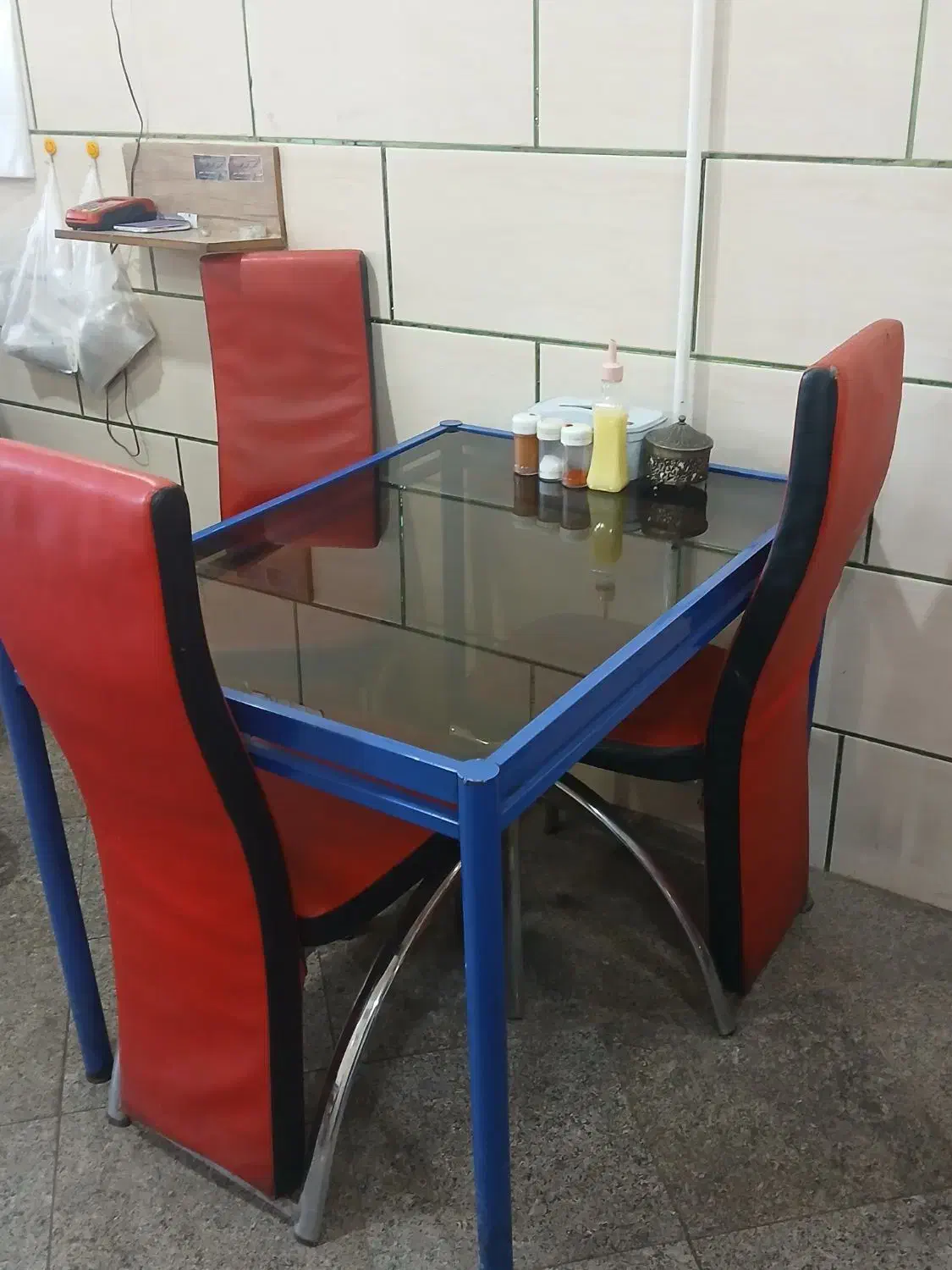 میز صندلی|کافیشاپ و رستوران|بوئین زهرا, |دیوار