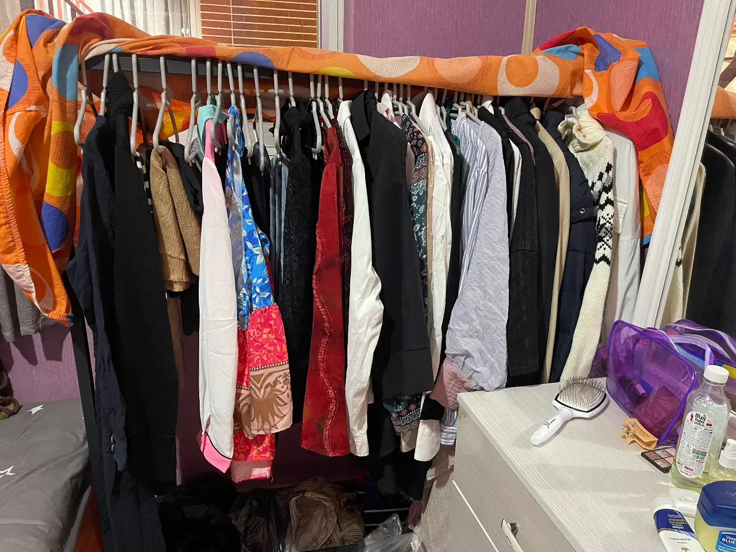 لباس زنانه|لباس|شاهین‌شهر, اقبال لاهوری|دیوار