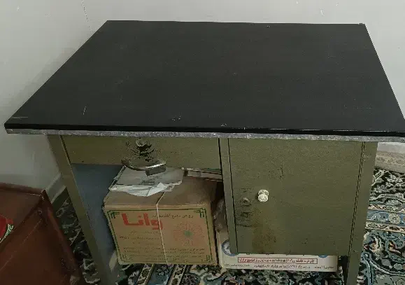 میز فلزی قدیمی رویه چرم|میز تحریر و کامپیوتر|خمینی‌شهر, |دیوار