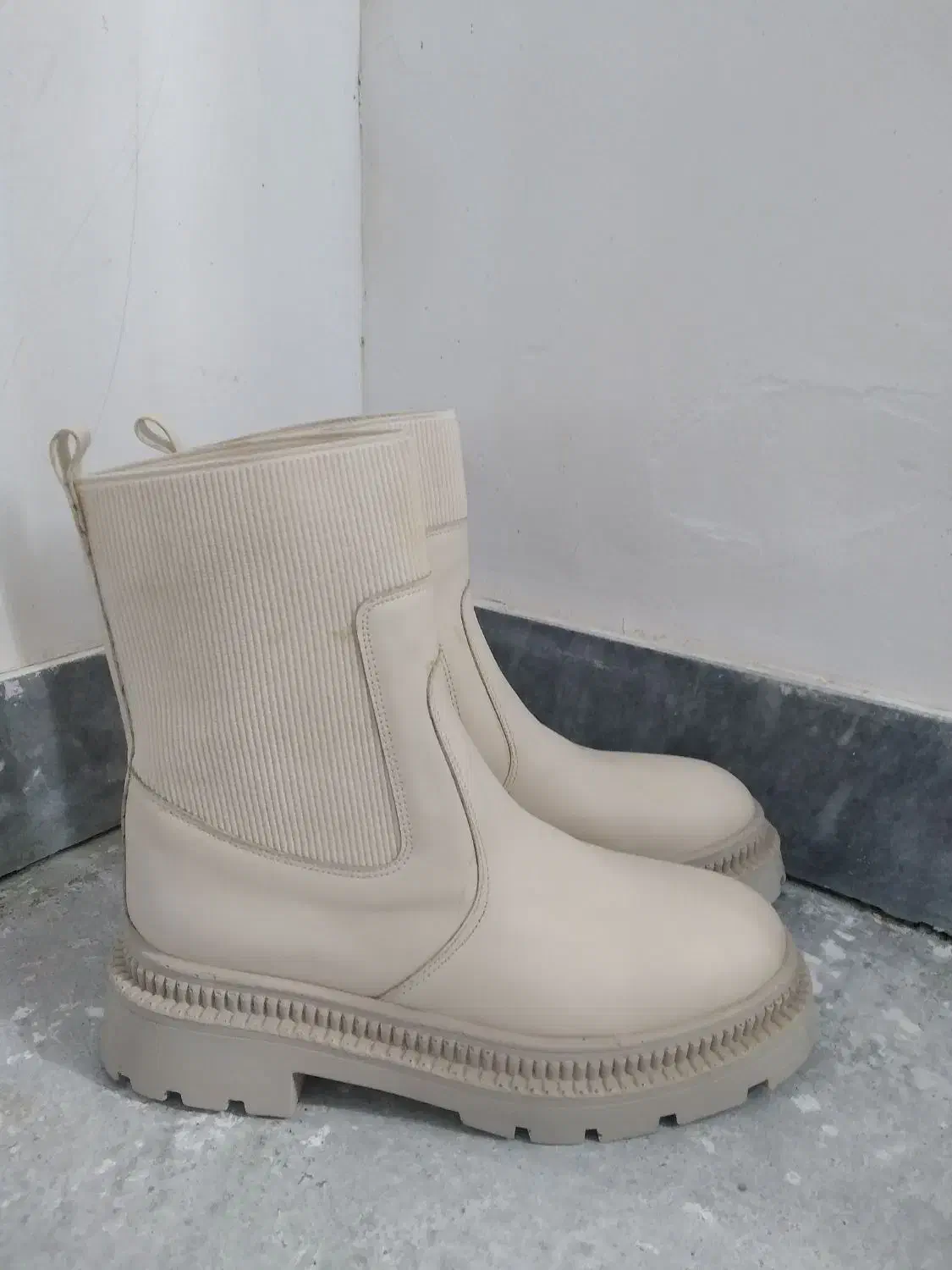 کفش-بوت|کیف، کفش، کمربند|گمیشان, |دیوار