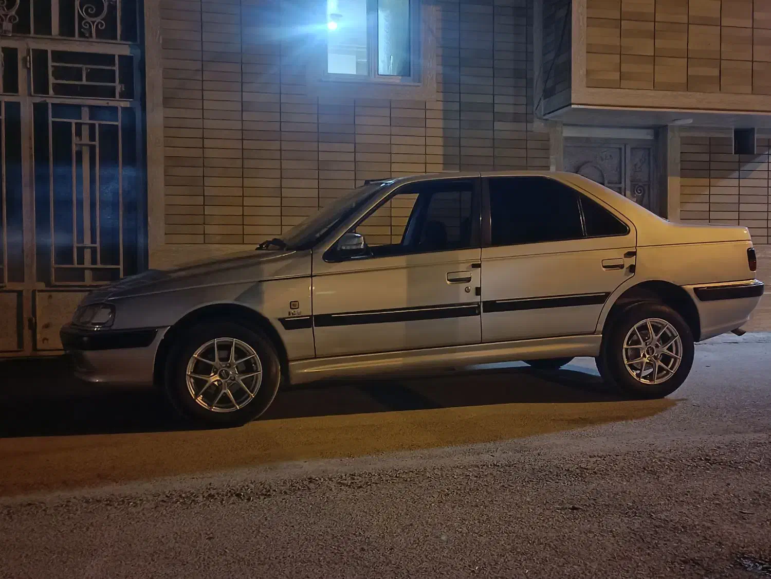 پژو پارس . نقره ای|خودرو سواری و وانت|بروجن, |دیوار