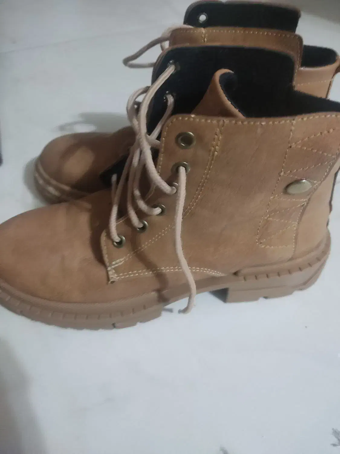 کفش بوت|کیف، کفش، کمربند|بروجن, |دیوار