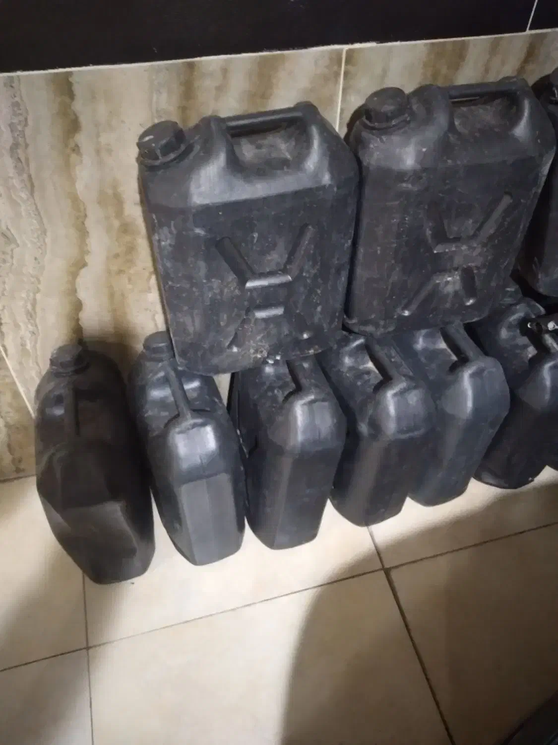 گالن پلاستیکی ۱۶لیتری سالم وتمیز|ظروف نگهدارنده، پلاستیکی، یک‌بارمصرف|تبریز, |دیوار