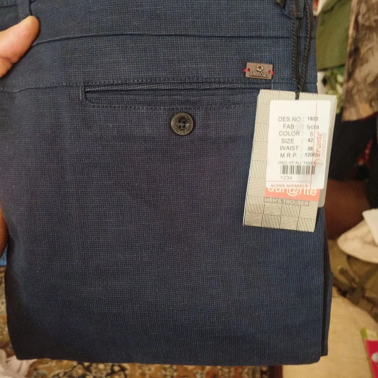 شلوار نو|لباس|قم, باغ شازده|دیوار